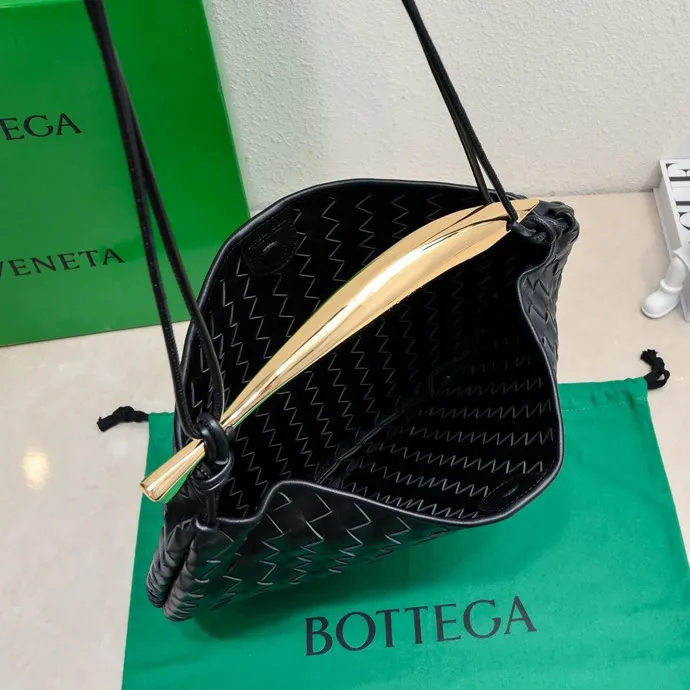 Original leather, batch 2060, the old-money style BV Sardine large size has been shipped🔥 Nowadays, many fashionable, rich and tasteful Jimei people are carrying the same bag invariably. It’s Bottega Veneta Sardine! Because this BV Sardine bag is so beautiful and high-end! The arc-shaped intrecciato woven bag body, paired with metal sardine handles, looks like a work of art, allowing people to ponder and appreciate it. Currently Sardine has launched three sizes for everyone to choose from. This is the largest size🉑️hand-held🉑️armpit🉑️single shoulder🉑️crossbody. It is a very high-quality and relatively niche treasure model. It will be very special when you carry it when you go out. It allows you to have the freedom of carrying a bag. Sisters go crazy. Style number: 7468-1# Size: 39*31*12cm